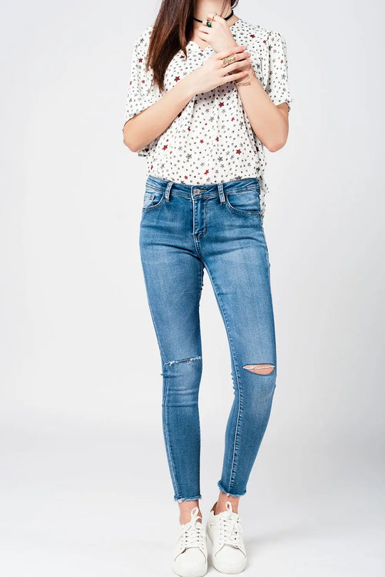 Skinny jeans in midwash with busted knees and chewed hems - Jeans