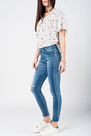 Q2 Skinny jeans in midwash with busted knees and chewed hems