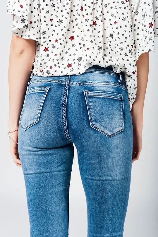 Skinny jeans in midwash with busted knees and chewed hems - Jeans