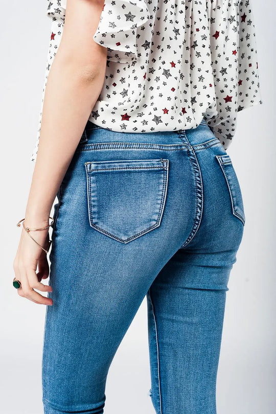 Skinny jeans in midwash with busted knees and chewed hems - Jeans