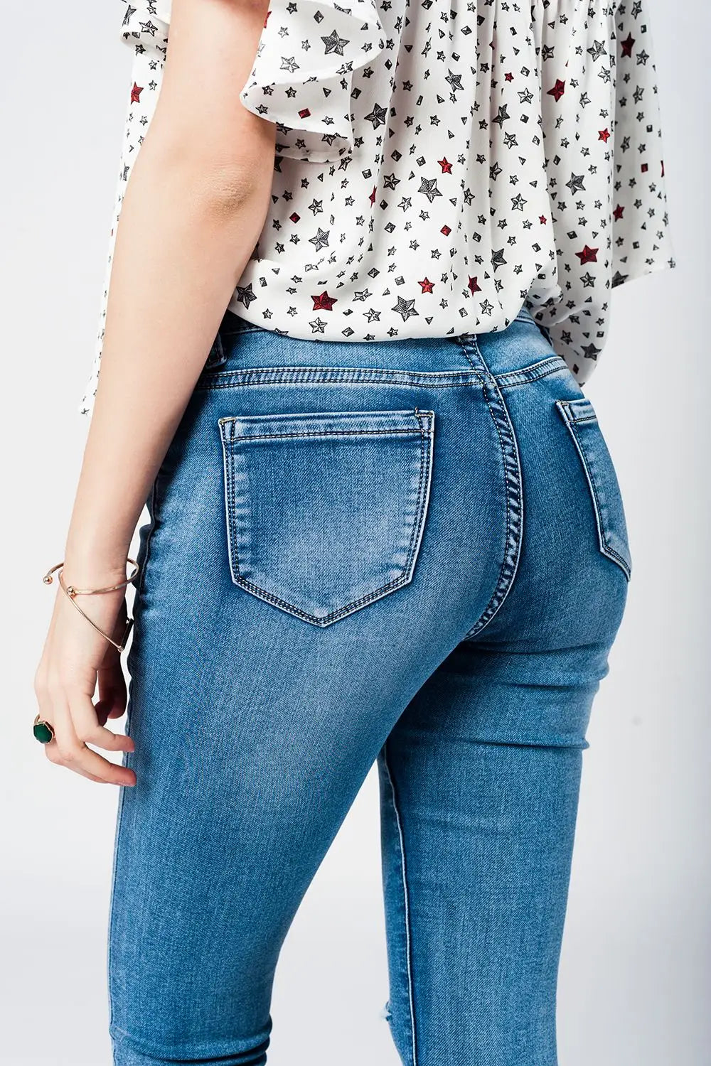 Skinny jeans in midwash with busted knees and chewed hems - Jeans