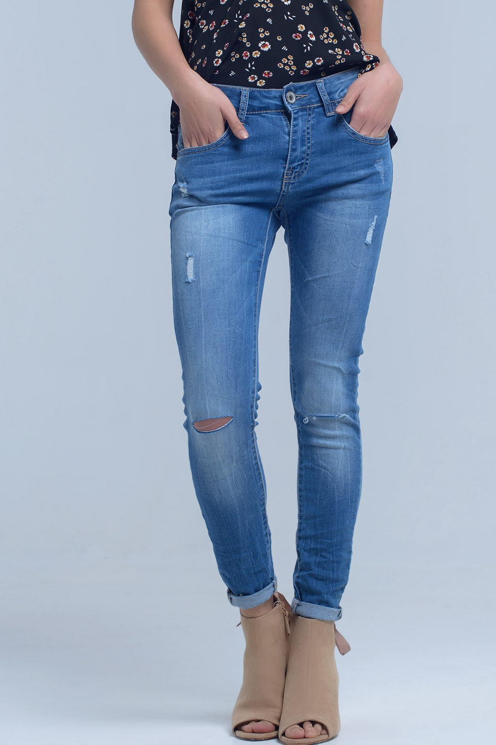 Q2 Skinny jeans with rips knee