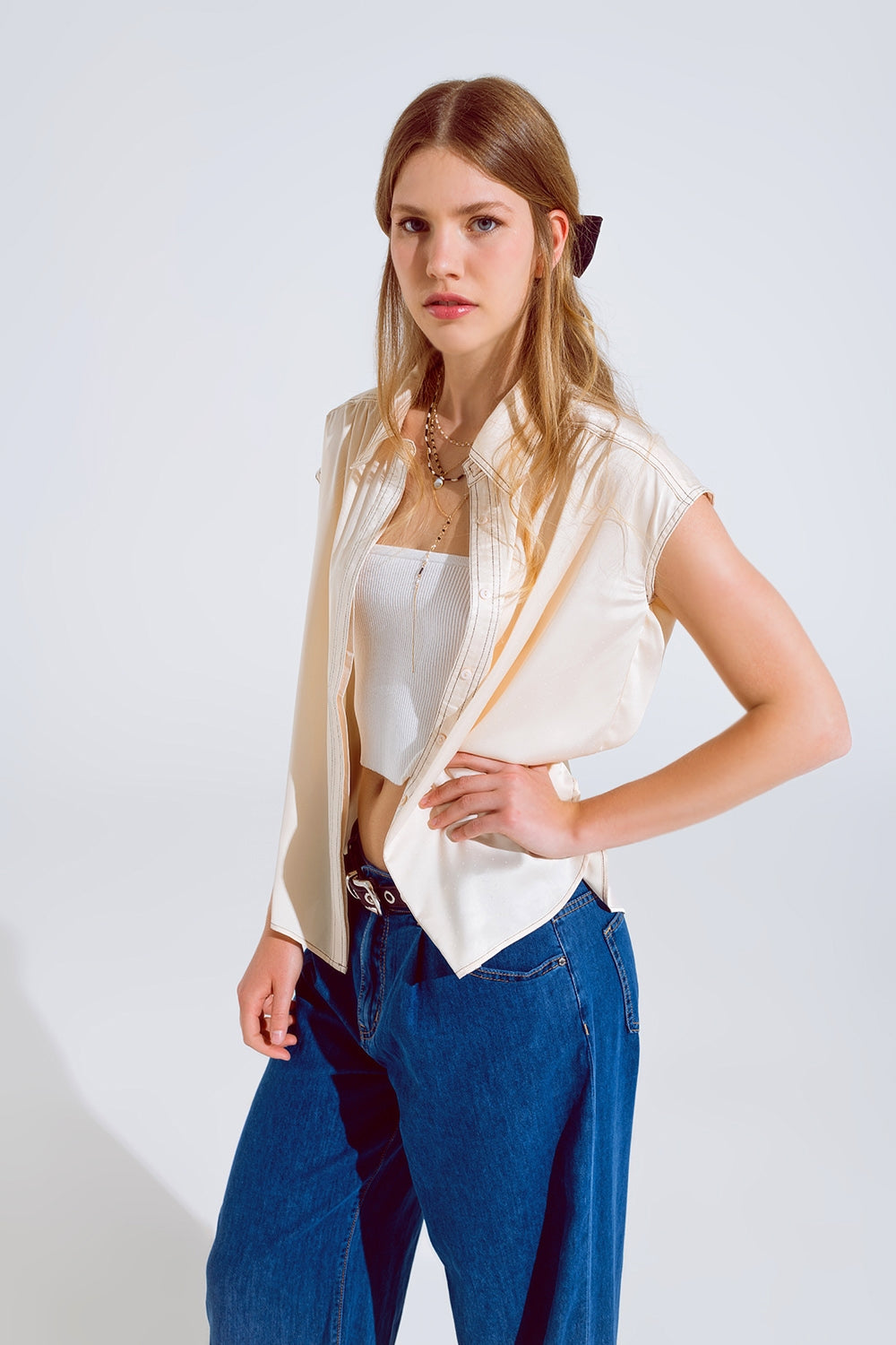 Sleeveless Blouse with pollo collar in beige