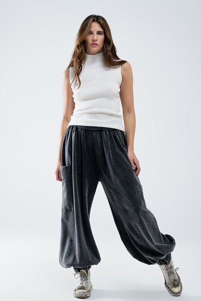 Sleeveless fine knit wool sweater in ecru