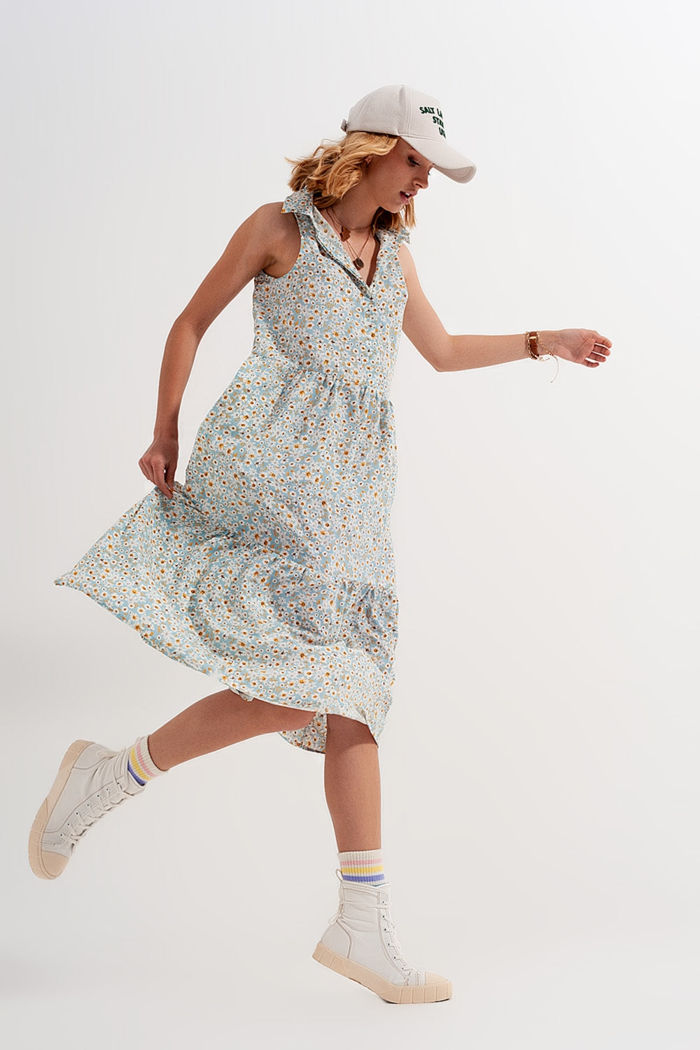 Sleeveless shirt dress in blue floral print