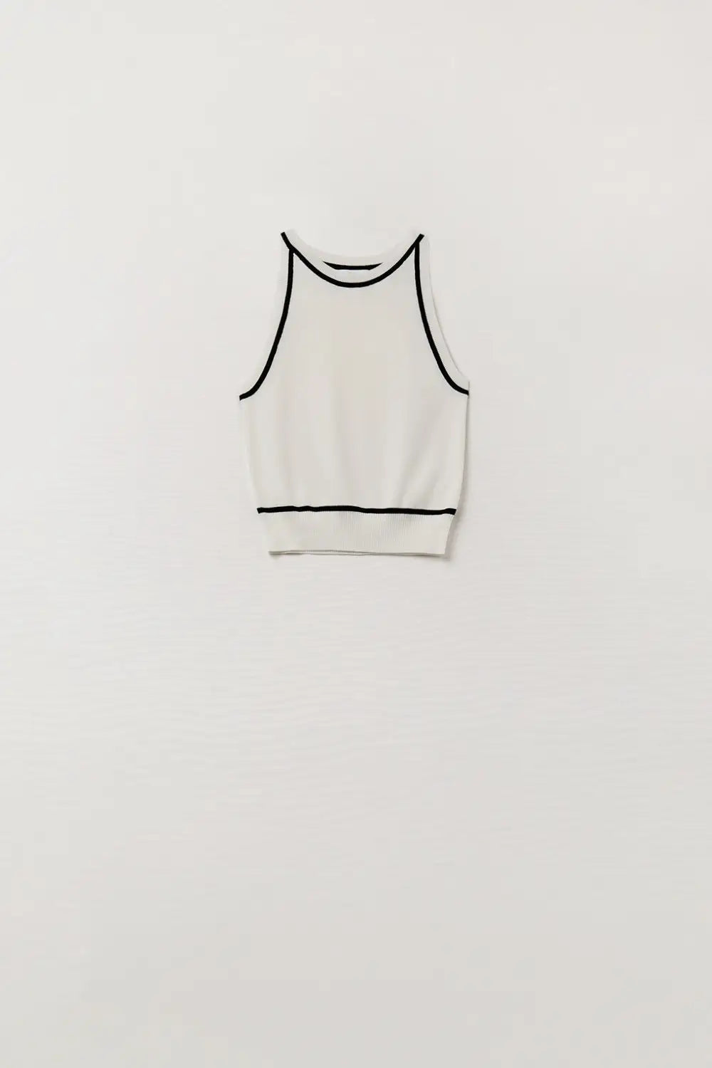 Q2 Sleeveless Sweater In White Featuring Black Lines On The Outside