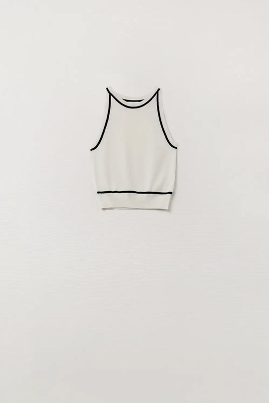 Q2 Sleeveless Sweater In White Featuring Black Lines On The Outside