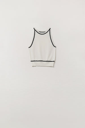 Q2 Sleeveless Sweater In White Featuring Black Lines On The Outside