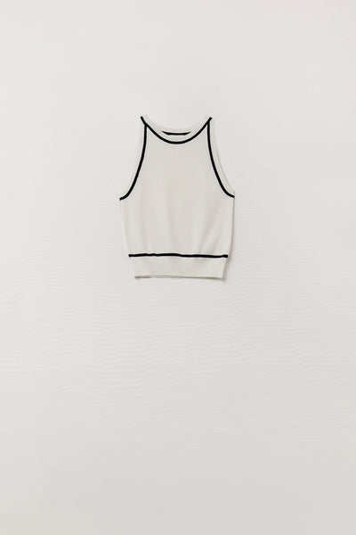 Q2 Sleeveless Sweater In White Featuring Black Lines On The Outside