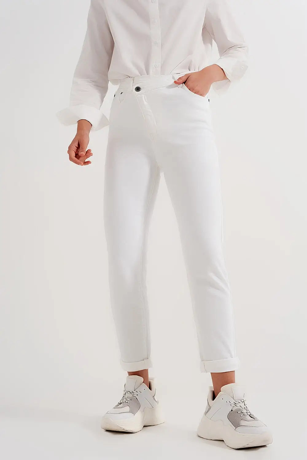 Slim jeans with asymmetric button in cream - Jeans