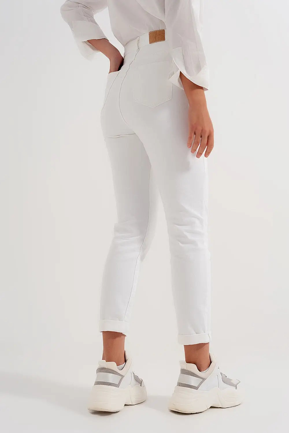 Slim jeans with asymmetric button in cream - Jeans