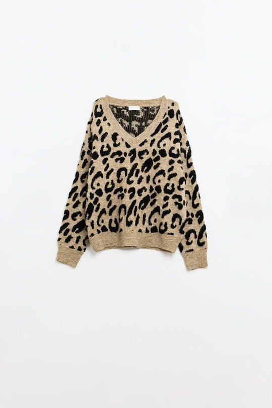 Q2 Soft knit v-neck sweater with leopard print