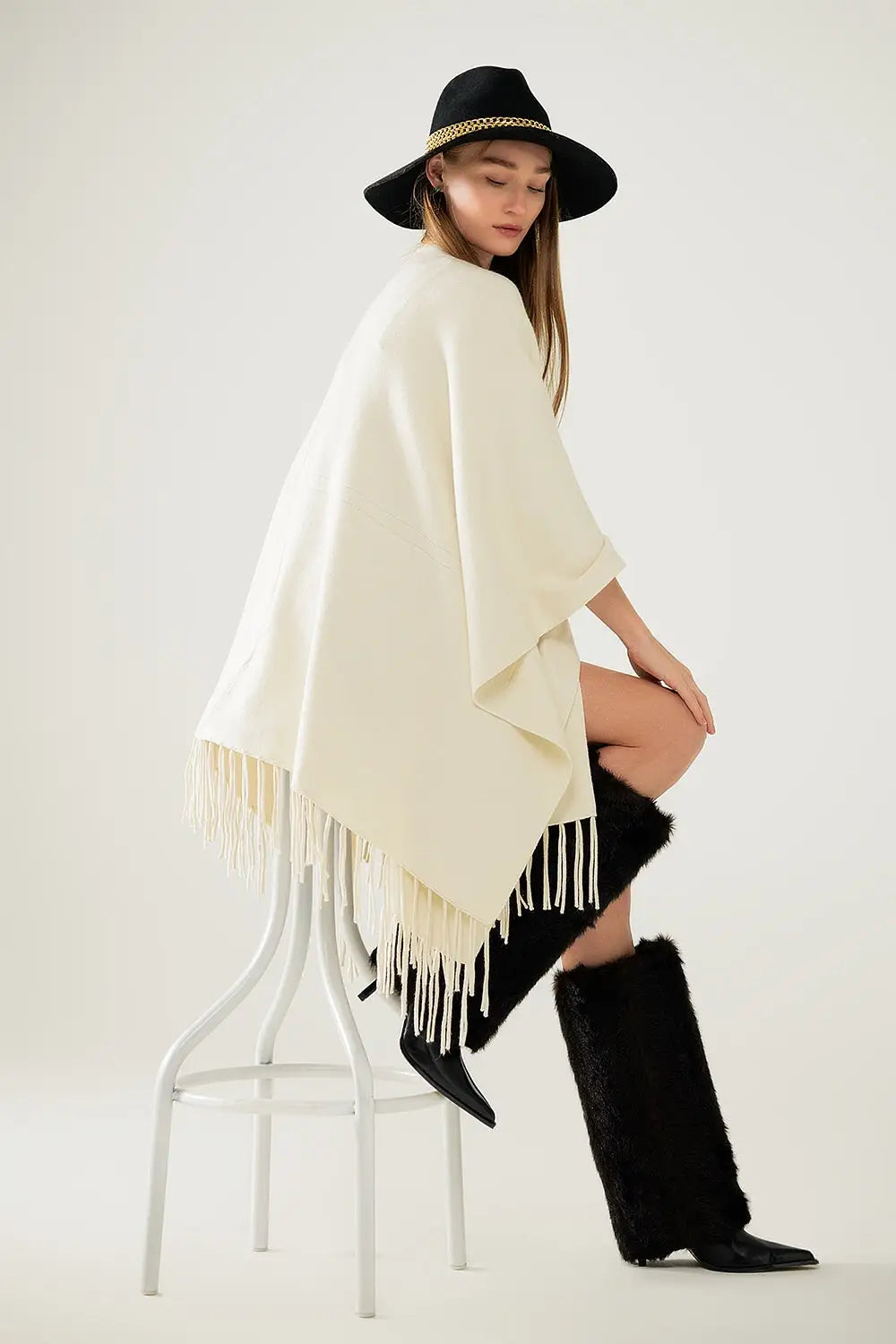 Q2 Soft knitted poncho in beige with fringes