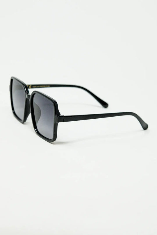 Square sunglasses with high gloss frame in black - One Size / Black