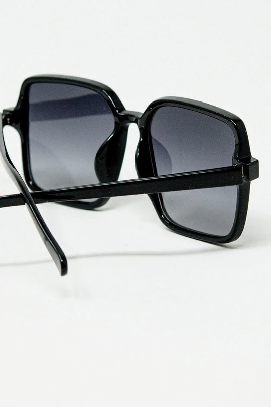 Square sunglasses with high gloss frame in black - One Size / Black