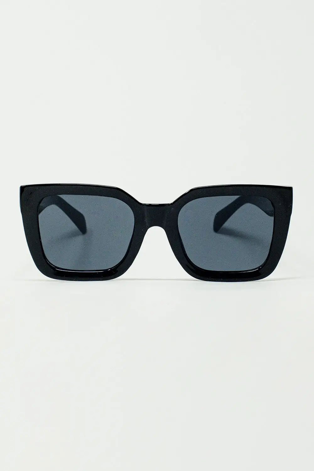 Q2 Squared Sunglasses With Dark Lenses in Black