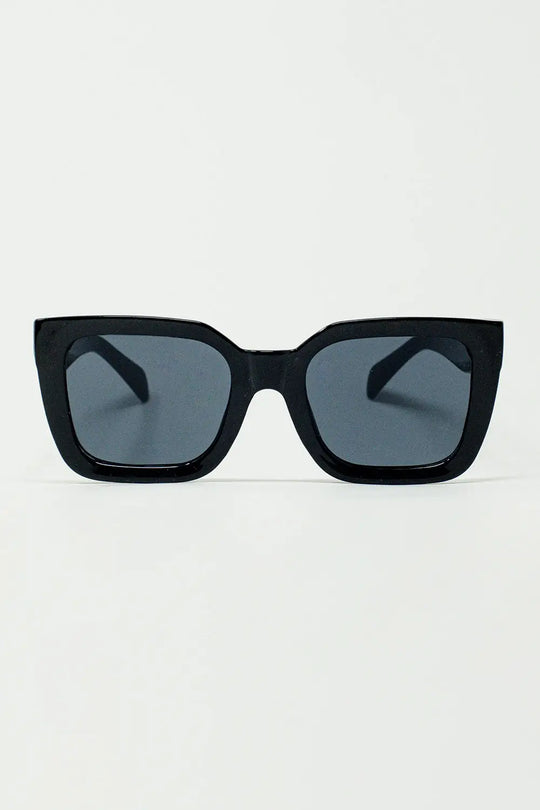 Q2 Squared Sunglasses With Dark Lenses in Black