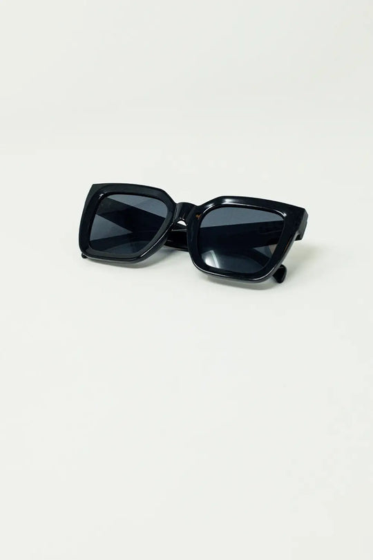 Squared Sunglasses With Dark Lenses in Black - One Size / Black