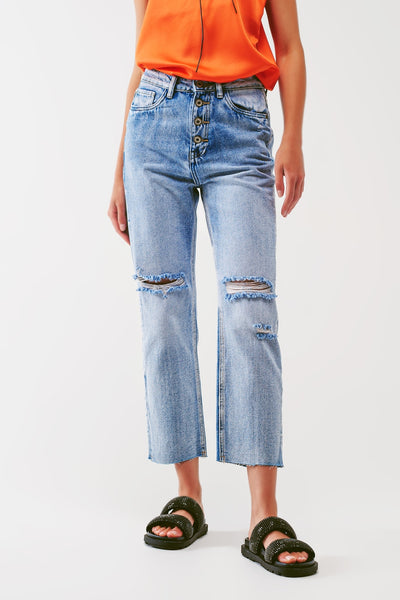 Q2 Sraight-leg jeans with exposed buttons and ripped knees in light wash