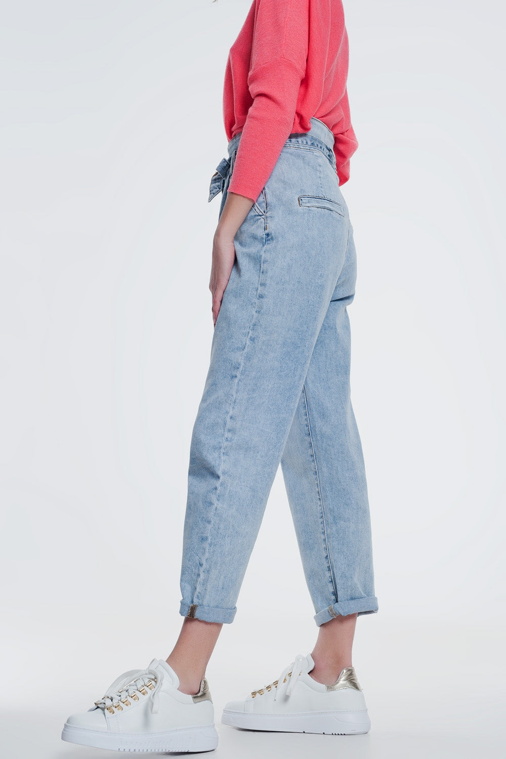 Straight cut jeans in light denim with belt