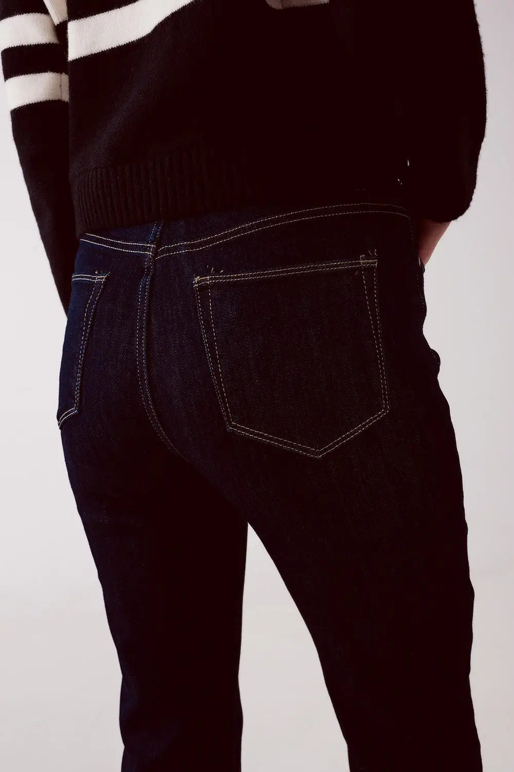 straight fit jeans in dark wash blue - Jeans