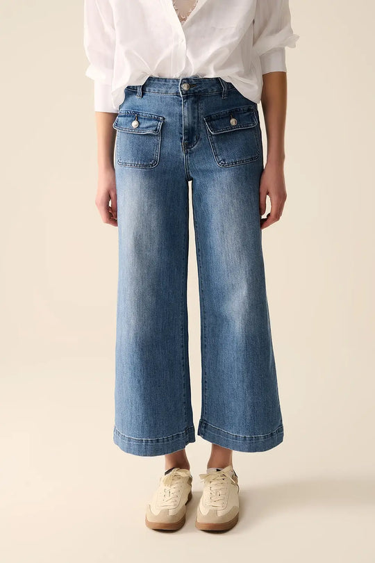 Q2 Straight jeans with back pockets at the front