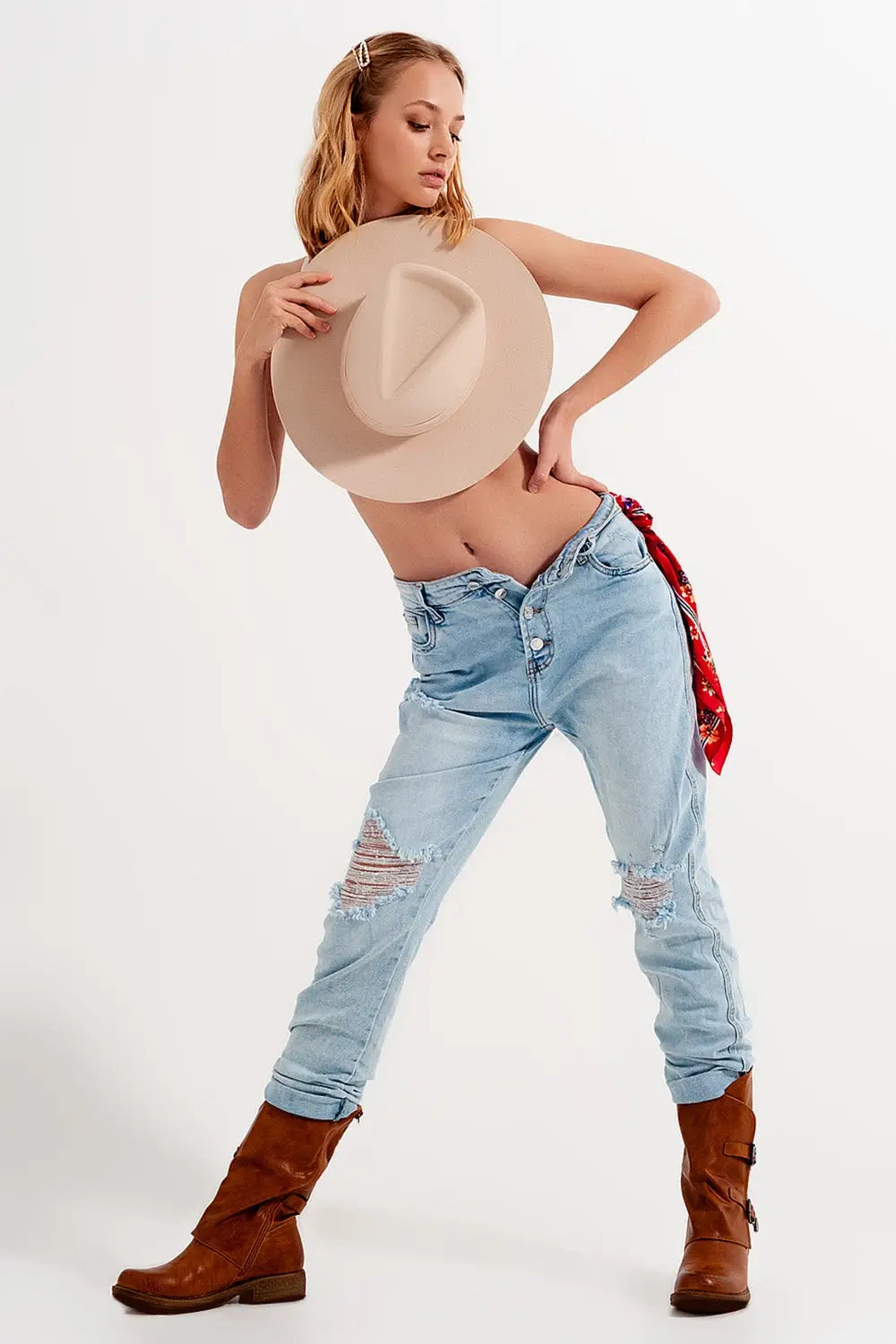 Q2 Straight leg distressed jeans with button detail in light blue
