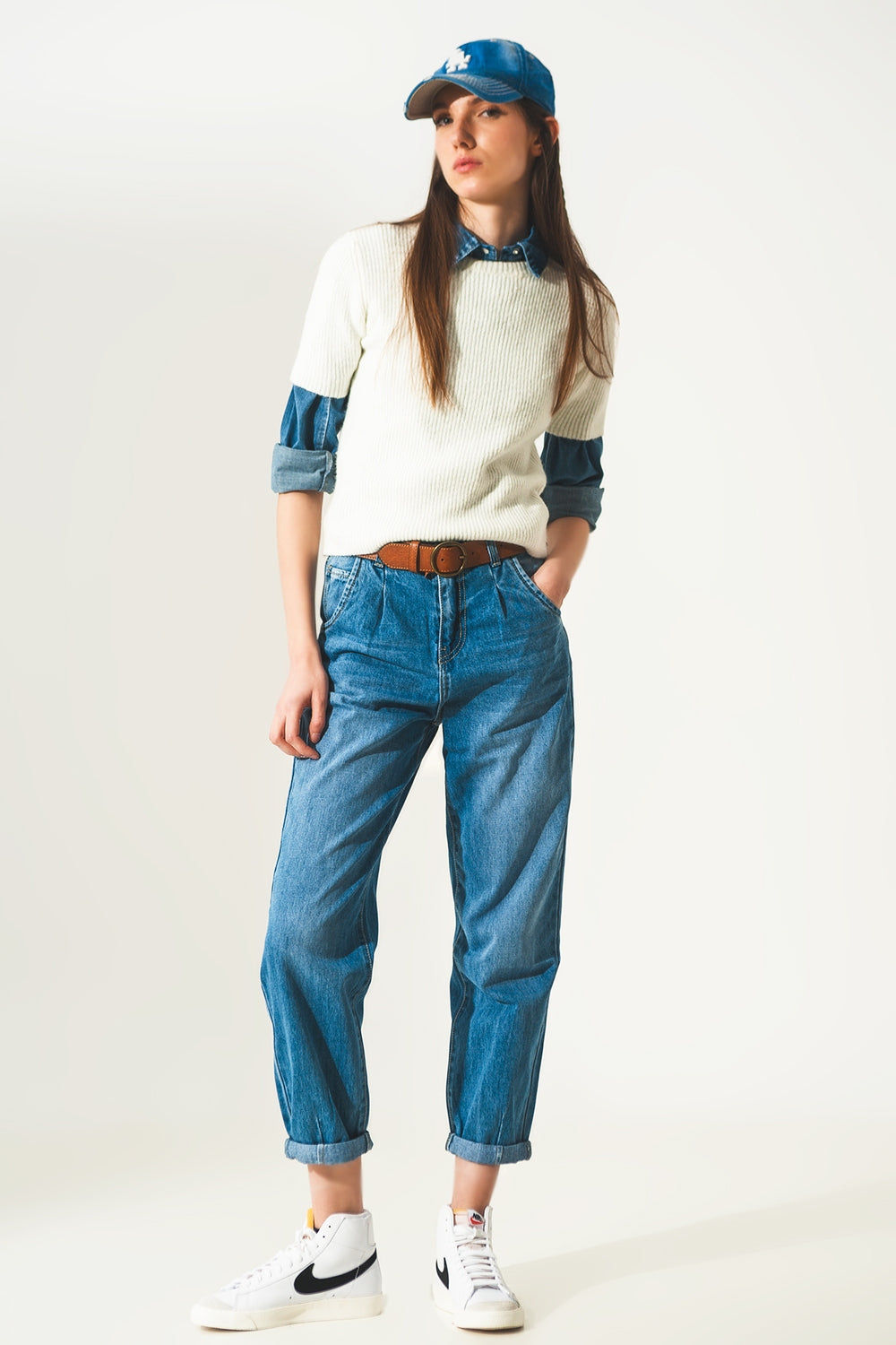 Straight leg jeans with darts at the waist in medium blue