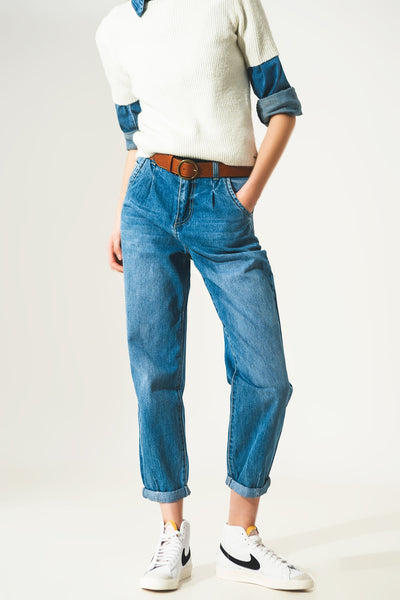 Straight leg jeans with darts at the waist in medium blue