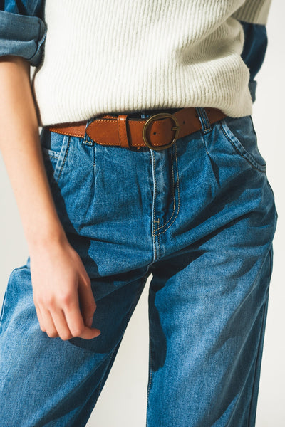 Straight leg jeans with darts at the waist in medium blue