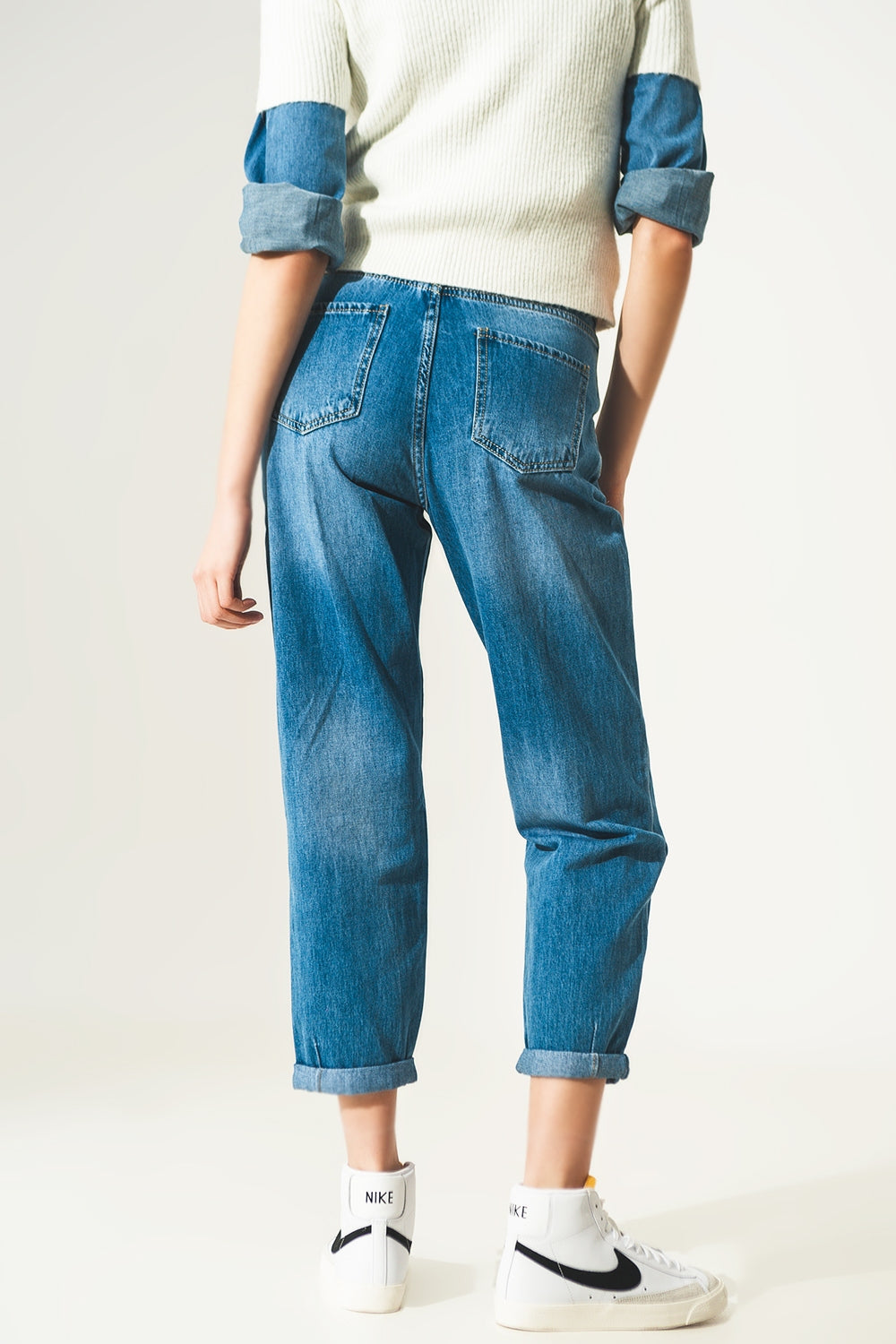 Straight leg jeans with darts at the waist in medium blue