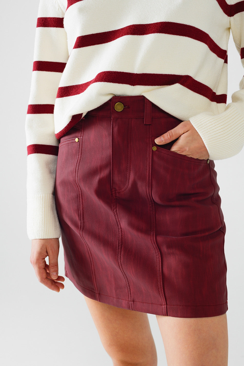 Straight mini skirt in burgundy with pockets