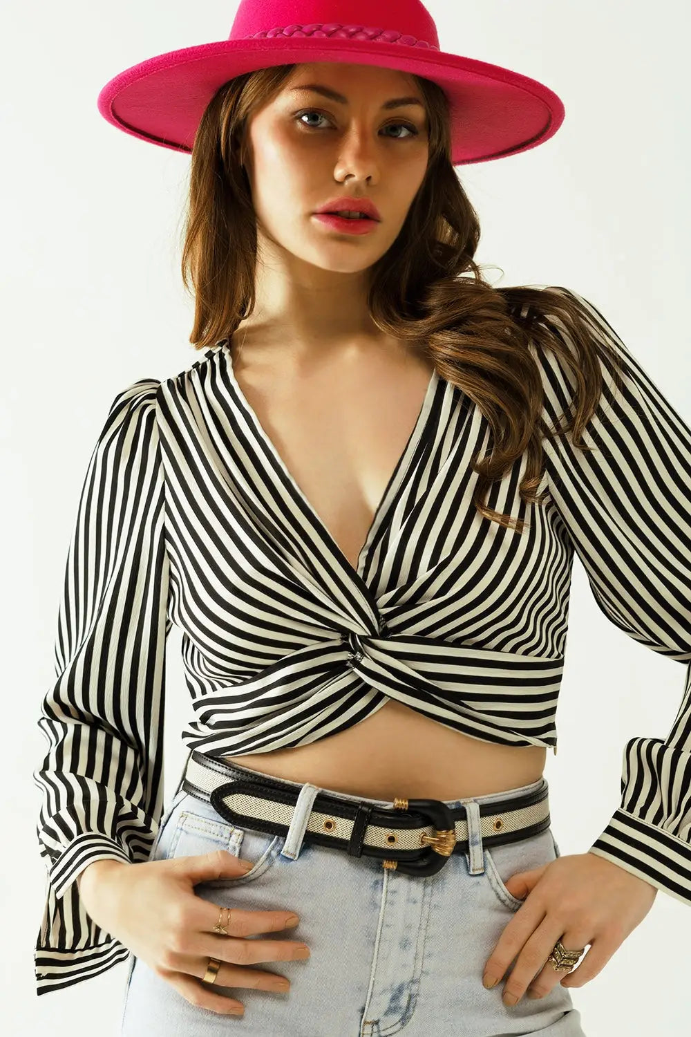 Striped crop top with V-neckline and twisted front in black and white. - Tops