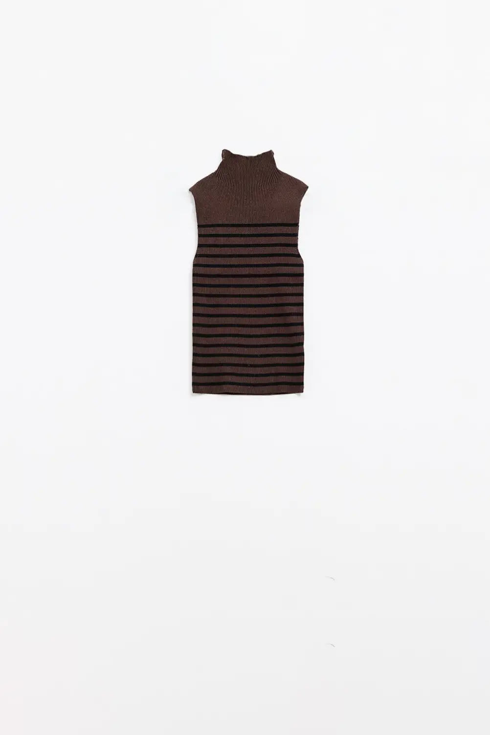 Q2 Striped high neck sweater In brown