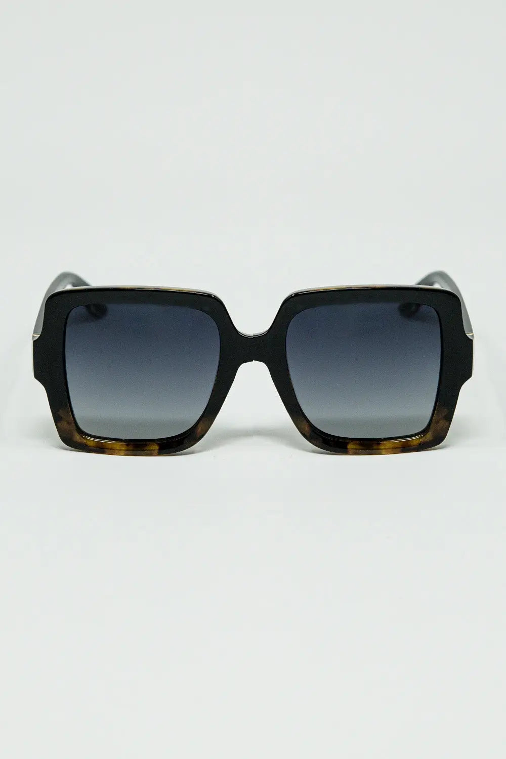 Q2 Sunglasses with a gradient print frame and black temples
