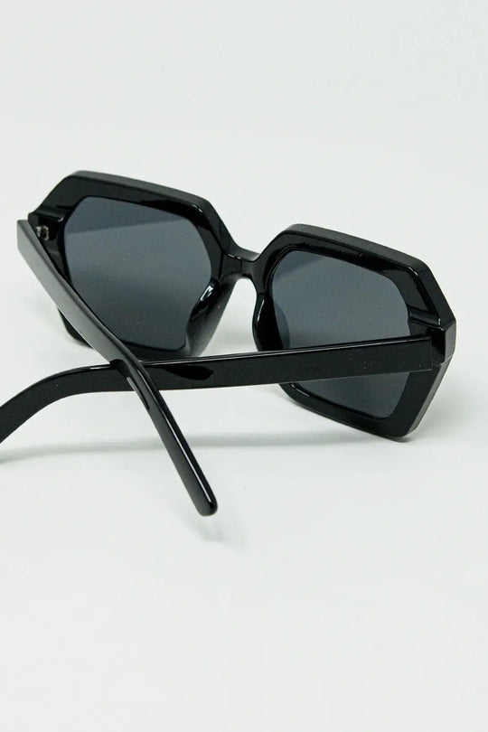 Sunglasses with geometric frames in black - One Size / Black