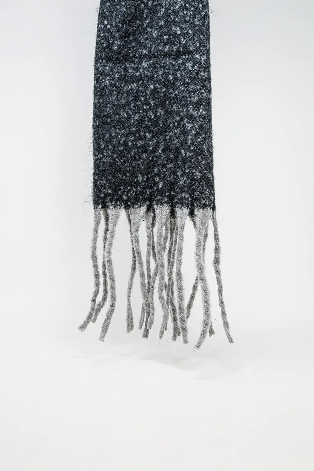 Q2 Super fluffy scarf in black