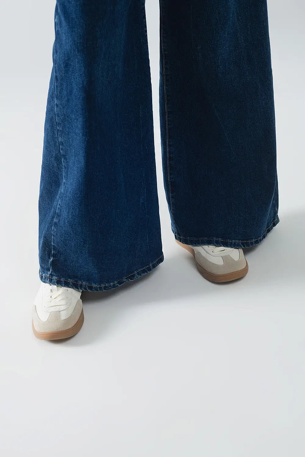 Super wide leg jeans in mid-wash - Jeans