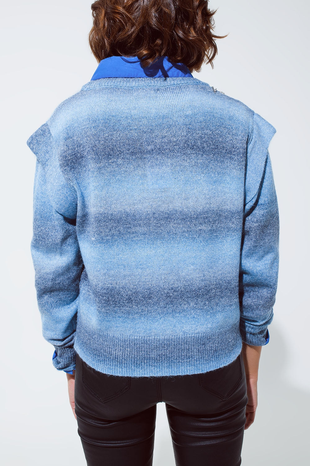 Sweater in ombre design blue with round neck and sleeve details