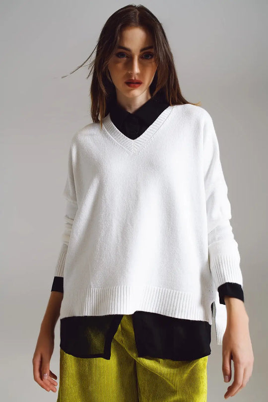 Q2 Sweater in white with V-neckline