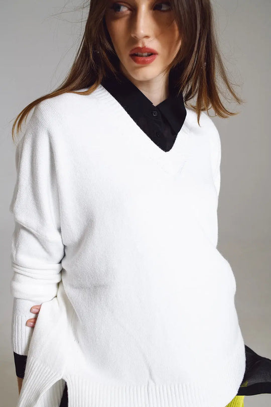 Sweater in white with V-neckline - One Size / White - Sweaters