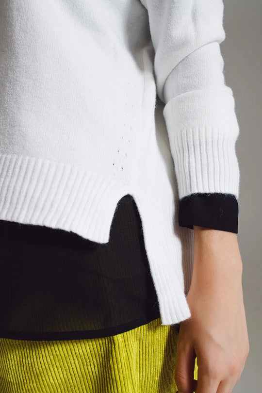 Sweater in white with V-neckline - One Size / White - Sweaters