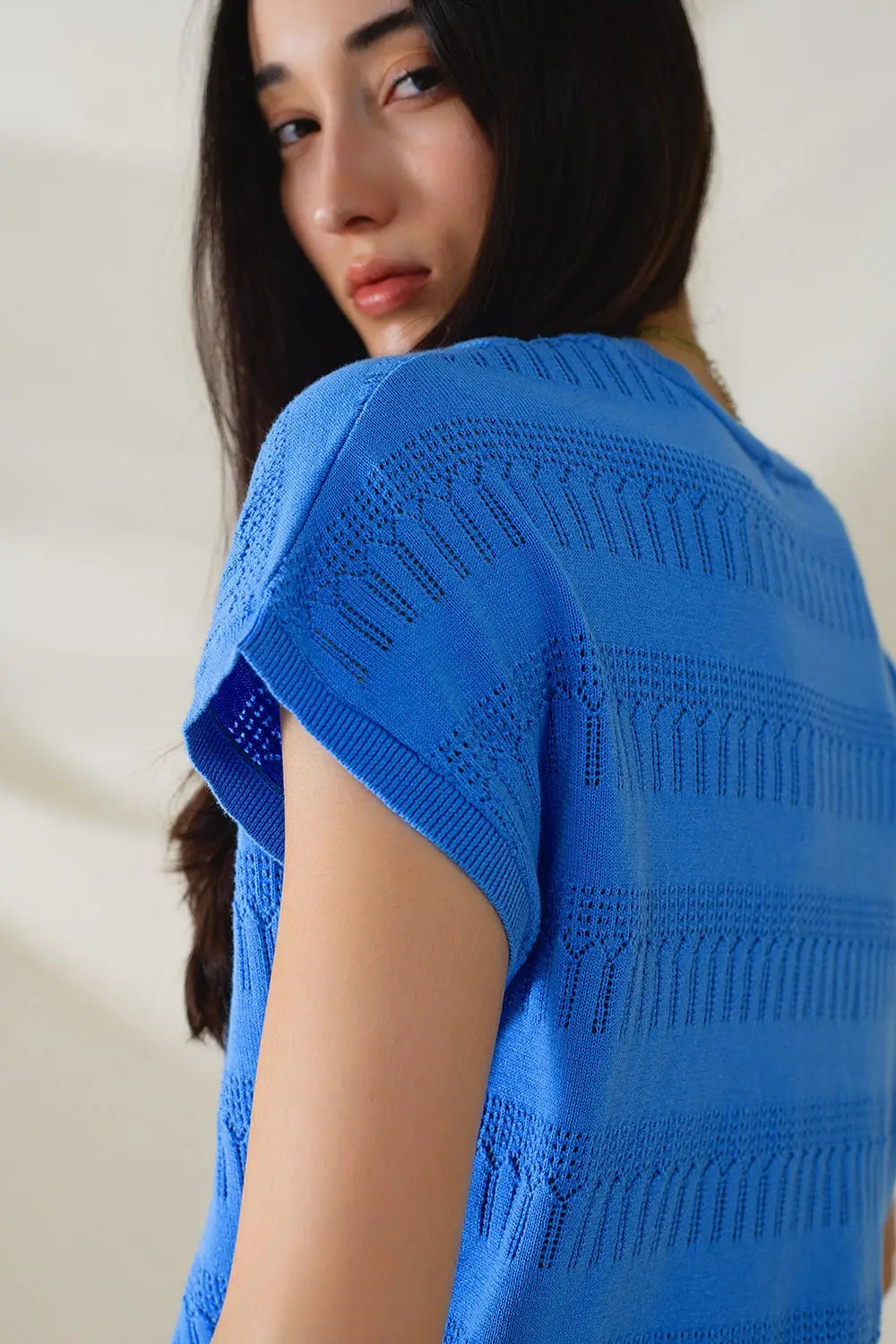 Sweatshirt en bleu avec motif en dentelle et manches courtes - Pulls