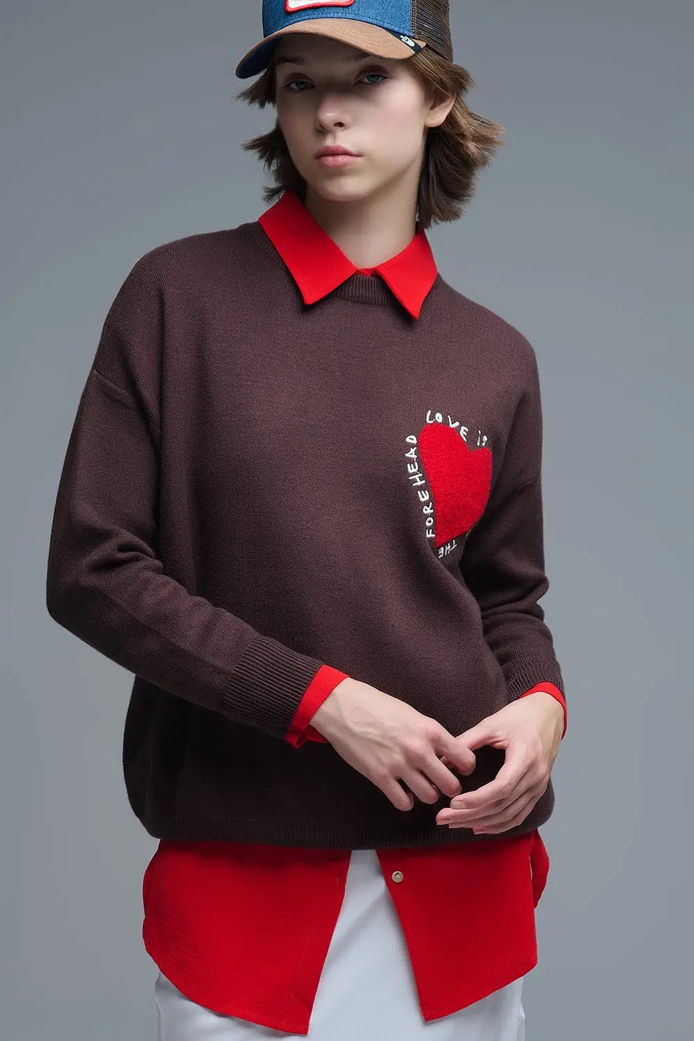 Q2 Sweatshirt tricoté avec texte et cœur brodé en marron