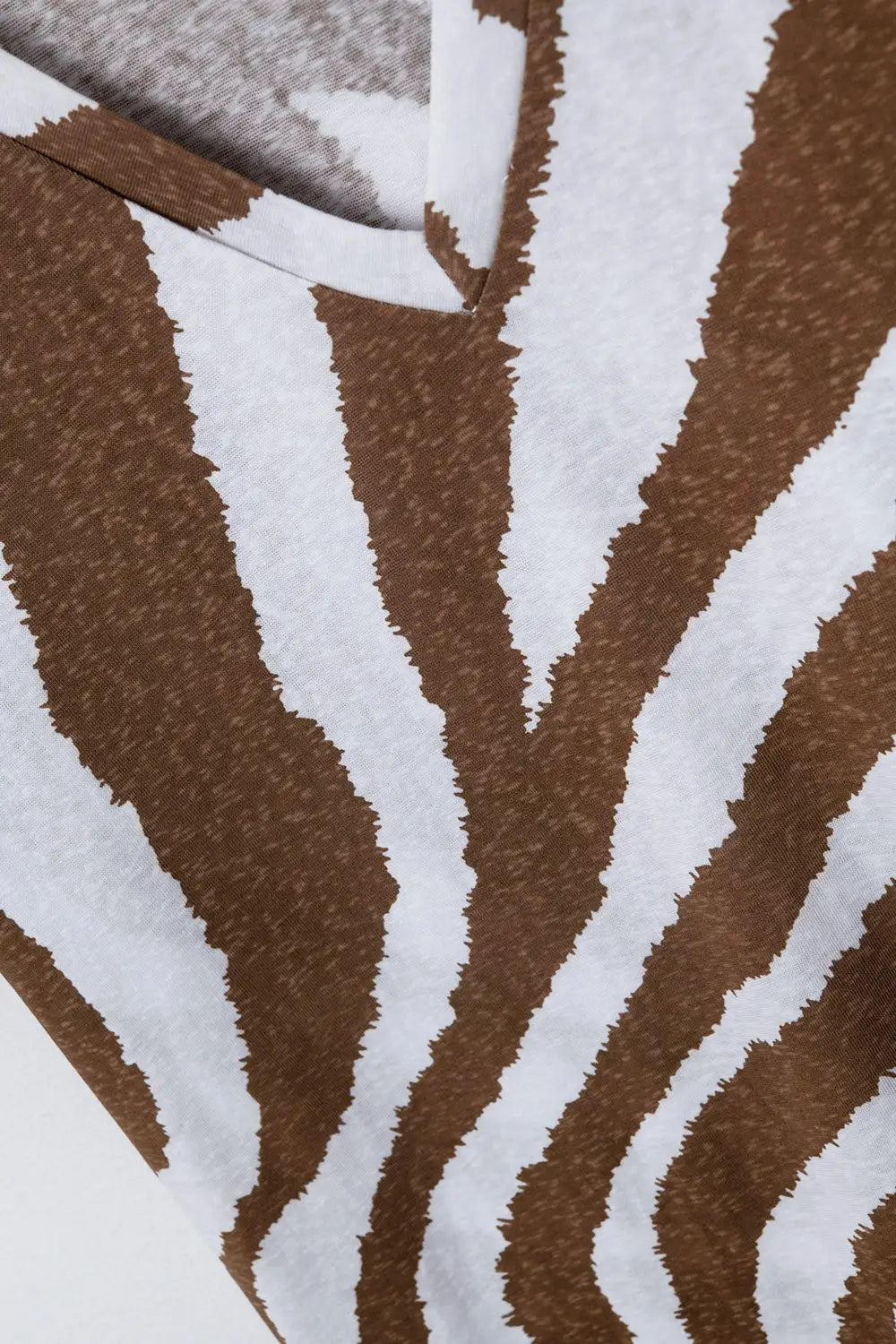 T-shirt à col en V avec imprimé zébré camel - Tops