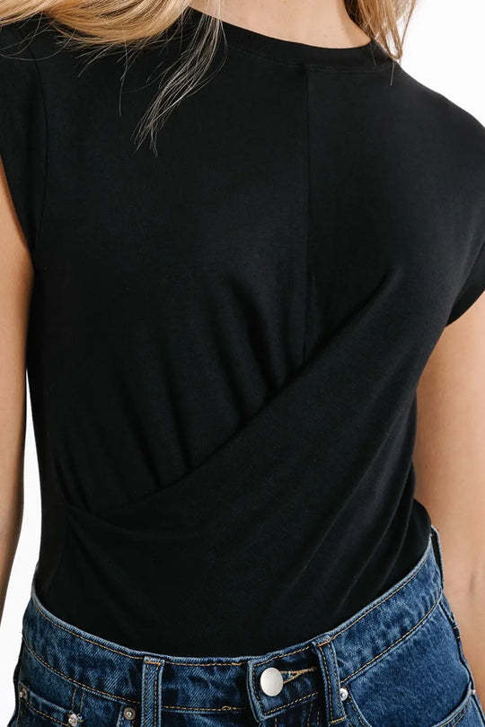 T-shirt à col ras du cou avec motif drapé et manches capuchon en noir - Tops