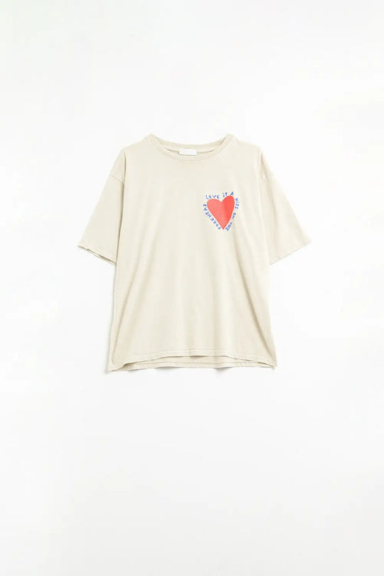 Q2 T-shirt beige décontracté avec un motif en forme de cœur sur le devant et dans le dos.