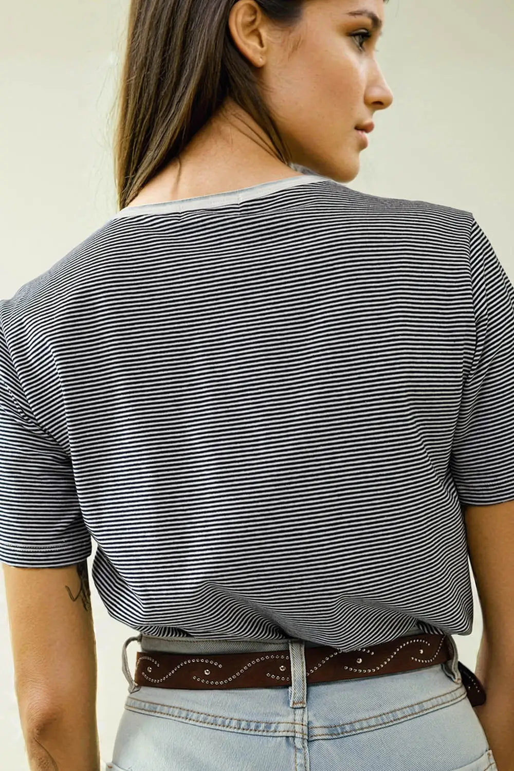 T-shirt blanc à rayures noires avec texte Love More - Tops
