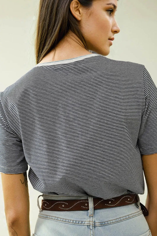 T-shirt blanc à rayures noires avec texte Love More - Tops