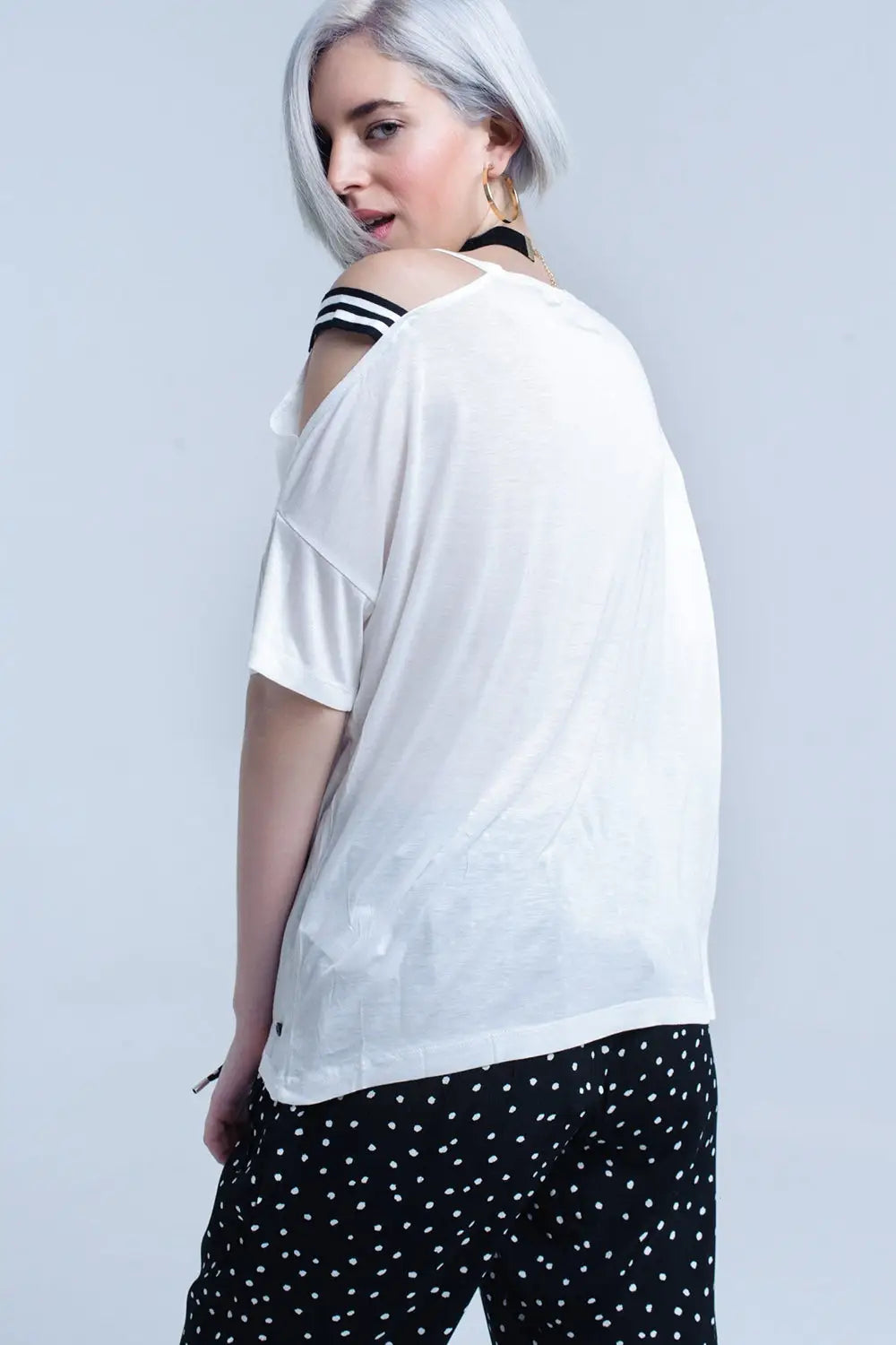 T-shirt blanc avec une épaule ouverte - Tops